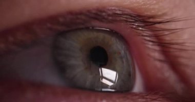 Erkek yeşil göz kapanışı 4K film yavaş çekim