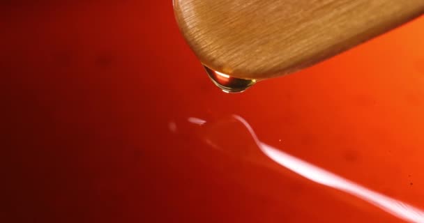 Dřevěné špachtle míchání zlatý olivový olej detailní 4k film zpomalený film — Stock video