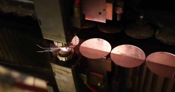 Lasermachine snijden gat in blad van metalen closeup 4k film slow motion — Stockvideo