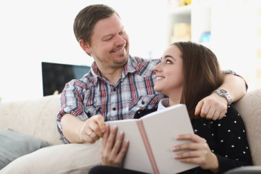 Hafta sonu kitap okuyarak tembellik