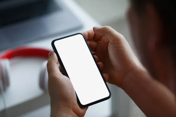 Hombre búsqueda de información sobre el dispositivo — Foto de Stock