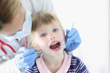 Küçük kız kendini kötü ve hasta hissediyor.