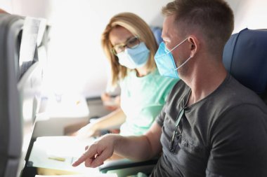 Kadın ve erkek yemeye karar verir.