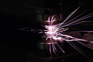 Karanlık arka planda metalden kıvılcımlar, yakın plan