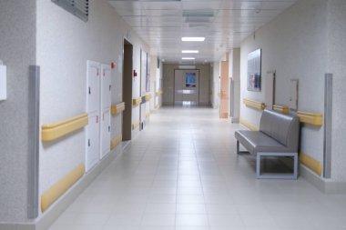 Boş bina koridoru, kliniğin parlak salonu.