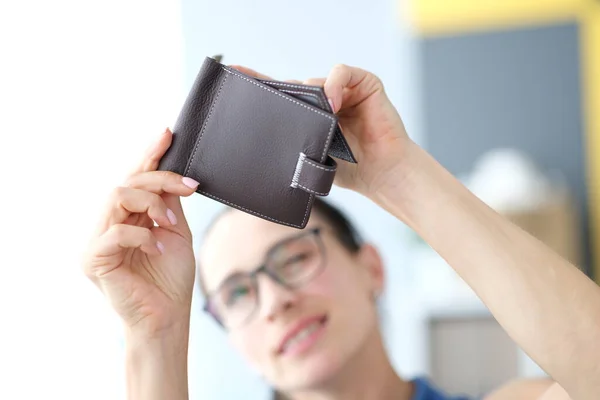 Γυναίκα ψάχνει σε ένα άδειο πορτοφόλι, κοντινό πλάνο — Φωτογραφία Αρχείου