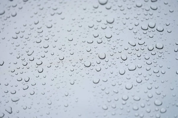 Gotas de água em vidro, fundo cinza, close-up — Fotografia de Stock