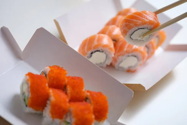 Красивый набор свежих суши в коробке, крупным планом — стоковое фото