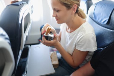 Kadın uçak koltuğunda rahat