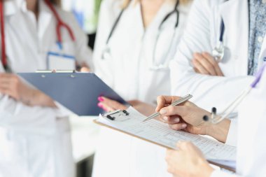 Doktor ya da stajyer takımı.