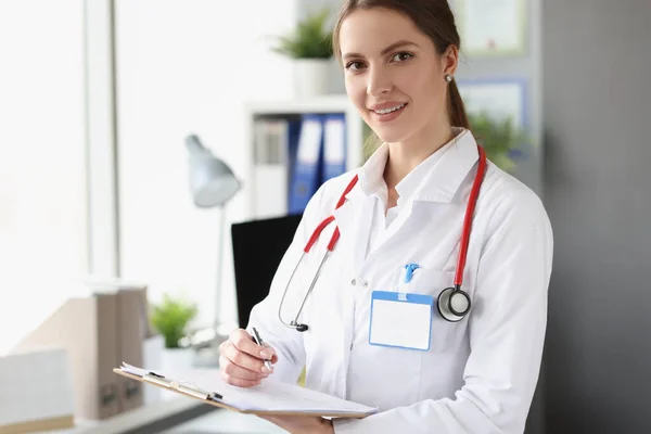 Kvinnlig läkare poserar på kliniken — Stockfoto