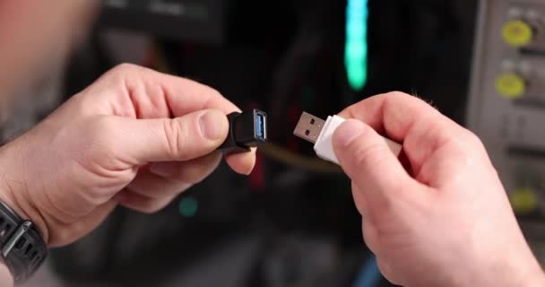 Hombre inserta unidad flash USB en el adaptador de cable USB película de cámara lenta 4k — Vídeos de Stock