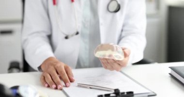 Plastik cerrah silikon göğüs implantı gösteriyor.