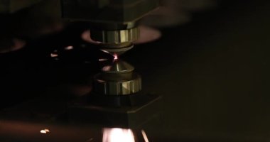 Lazer makinesi demir levhada daire kesiyor. Yakın çekim 4k film yavaş çekim.
