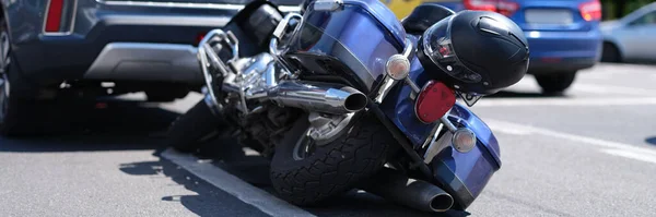 Moto azul deitado na estrada perto de carro closeup — Fotografia de Stock