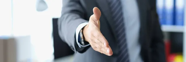 Hombre en traje de negocios extendiendo su mano para apretón de manos primer plano —  Fotos de Stock