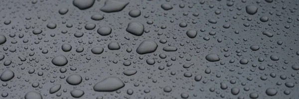 Gotas de chuva no vidro contra o fundo do céu escuro closeup — Fotografia de Stock