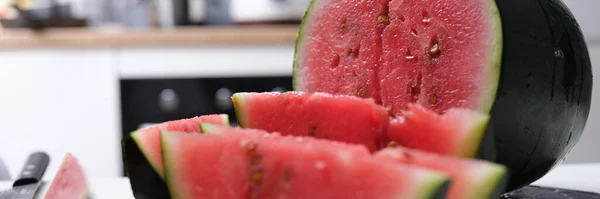 Stor mogen saftig skivad vattenmelon på bordet närbild — Stockfoto