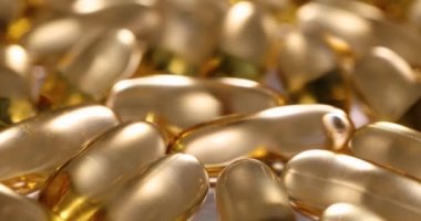 Sarı yağ sıvılı şeffaf kapsüller yavaş çekim 4k film