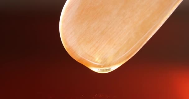 Průhledné hnědé červené tekutiny kapky z dřevěné hole zpomalení 4k film — Stock video