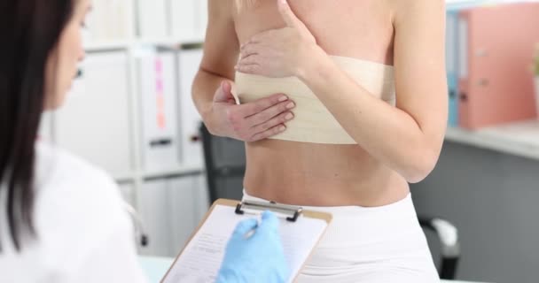 Mammoloog voert medisch onderzoek van patiënt borst slow motion 4k film — Stockvideo
