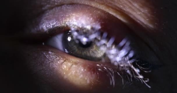 Olho feminino com pupila cinza verde e raio de luz câmera lenta filme 8k — Vídeo de Stock