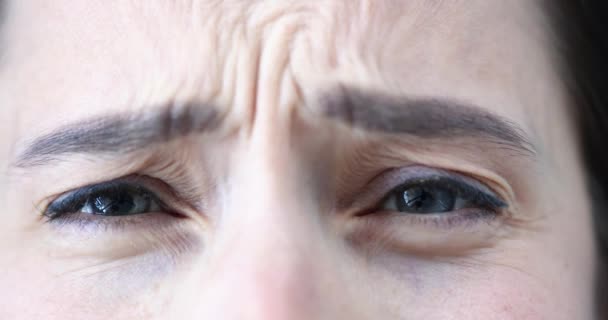 女性は強く眉をひそめ、恐怖と不快感の感情を経験しますスローモーション4k映画 — ストック動画