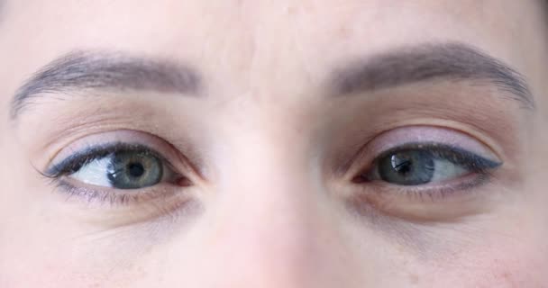 Erwachsene Frauen Augen mit Schielen Zeitlupe 4k-Film — Stockvideo