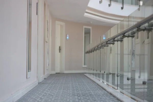 Empty corridor with doors to rooms in hotel building — Stock Photo, Image