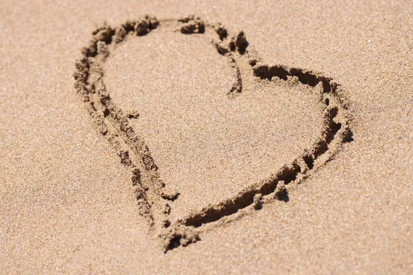 Серце, намальоване на піску морського пляжу крупним планом — стокове фото