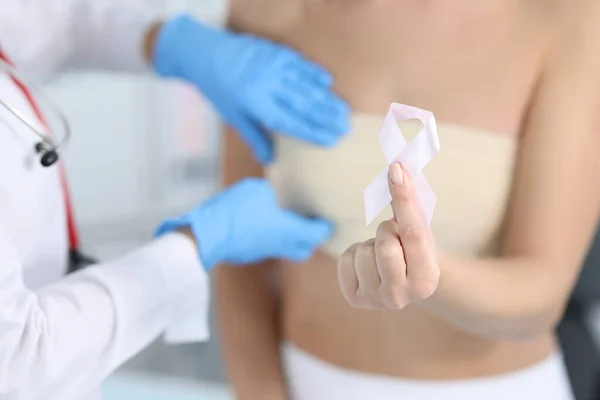 Gynekolog provádí lékařské vyšetření ženských prsou — Stock fotografie