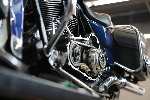 Open verchroomde motorfiets motor met ketting op bank in garage — Stockfoto