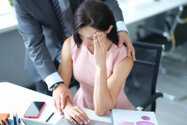 Uomo d'affari infastidisce collega donna sul posto di lavoro. — Foto Stock