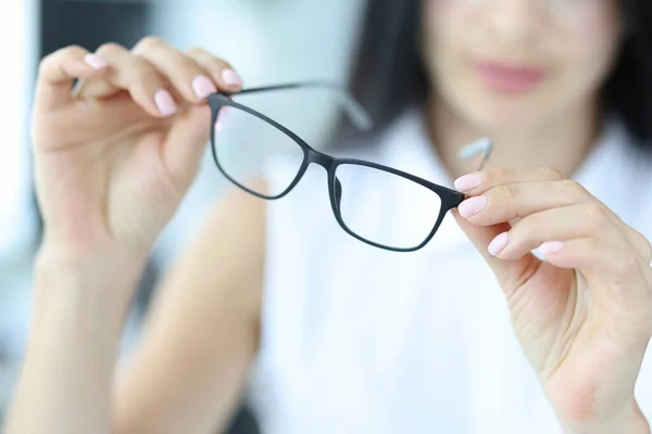 視力のためのメガネを持っている女性,クローズアップ — ストック写真