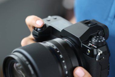 Fotoğraf çekmek için modern kamera tutan kadın, yakın plan.