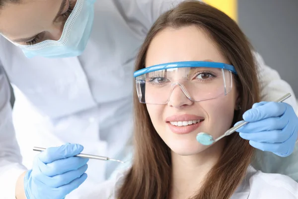 Hermosa mujer en la cita con el dentista, cara de cerca — Foto de Stock