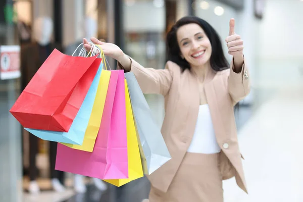 Boldog nő a bevásárlóközpontban csomagokkal, közelkép — Stock Fotó