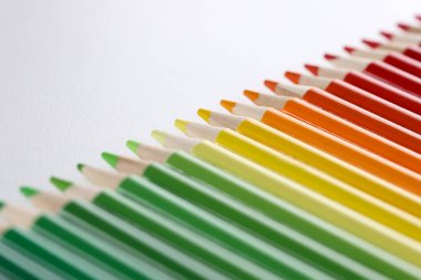 Sivri uçlu renkli kalemler sıralanmış, yakın plan.