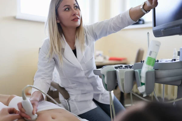 Femme médecin fait une échographie abdominale à la patiente — Photo