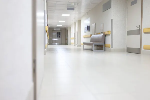 Büyük bir binanın boş koridoru, hastane resepsiyonu. — Stok fotoğraf