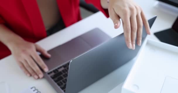 원문 기사보기 새로운 노트북 컴퓨터인 애플 맥북 (Apple MacBook) 의 뚜껑을 닫고 있는 여성 , 4k 영화 슬로우 모션을 폐쇄 — 비디오