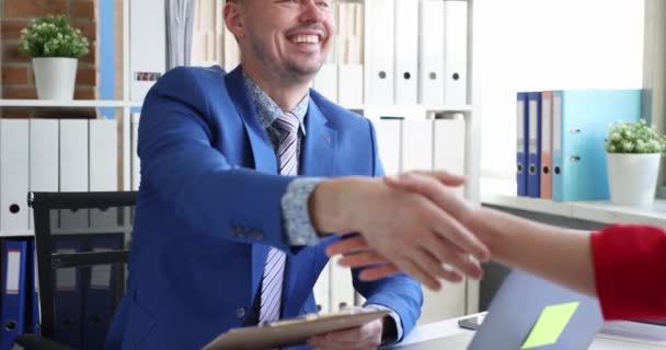 Homme d'affaires serrant la main avec une femme partenaire dans le bureau 4k film slow motion — Video
