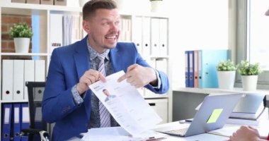 İşadamı çalışanına bağırıyor ve işe devam ediyor. 4k film ağır çekim.