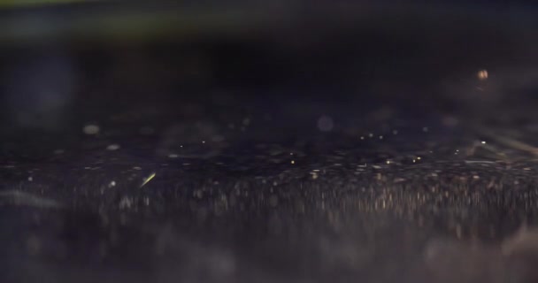 Gul droppe faller på ytan av olja närbild 4k film — Stockvideo