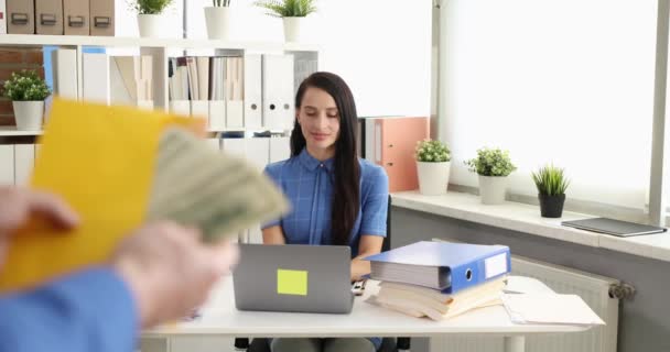 Geschäftsfrau verweigert Bestechung in gelbem Umschlag im Büro 4k Film Zeitlupe — Stockvideo