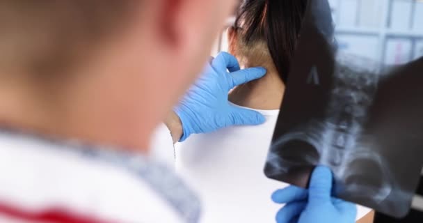 Médico neurólogo siguiendo columna cervical y sosteniendo rayos X en sus manos 4k película cámara lenta — Vídeos de Stock