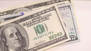 Dolar banknotları birbirinin üstüne düşüyor. 4K film.