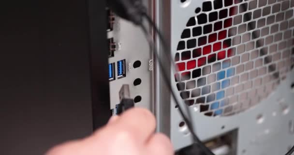 Чоловік вставляє usb кабель у роз'єм комп'ютера крупним планом 4k фільм повільний рух — стокове відео