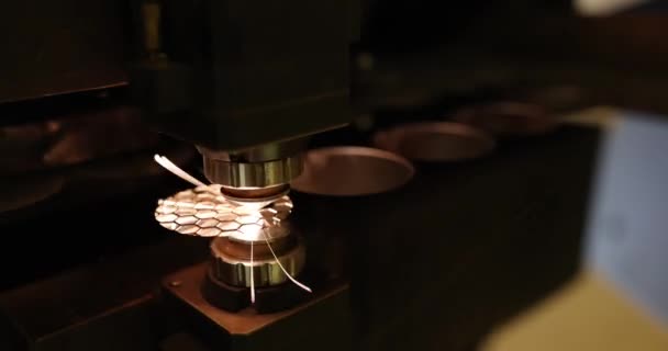 Máquina láser de corte de metal con chispas brillantes en el taller de primer plano 4k película cámara lenta — Vídeos de Stock