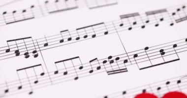 Aşkın kırmızı kalbi yavaş çekimde 4K filmle